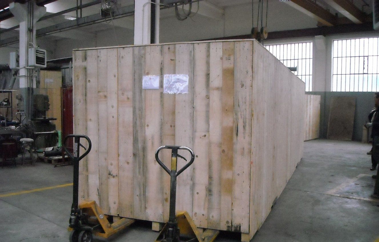 Grande cassa in legno pronta per la spedizione in magazzino