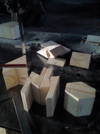 Tagli di legno di abete accanto alla sega a nastro