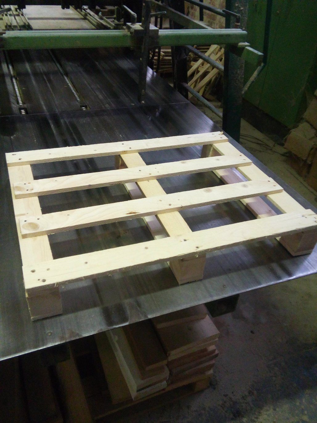 Pedana in legno appena assemblata sulla linea di produzione